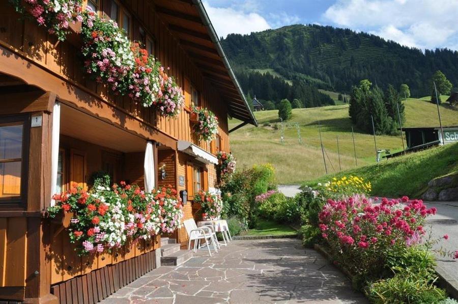 Das Bergfried - Urlaub Zentral Und Ruhig! Lägenhet Riezlern Exteriör bild